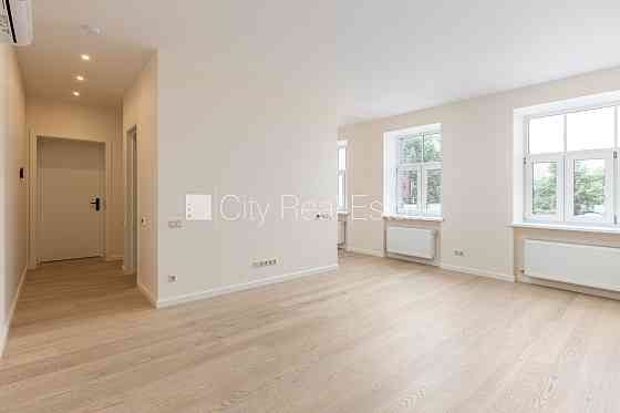 Фасадный дом, реновированный дом, благоустроенный озеленённый двор, закрытая Рига