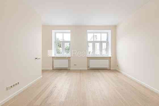 Фасадный дом, реновированный дом, благоустроенный озеленённый двор, закрытая Рига