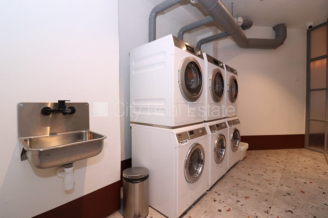Fasādes māja, renovēta māja, ieeja no ielas, ir lifts, kāpņu telpa pēc kapitālā remonta, Rīga - foto 13
