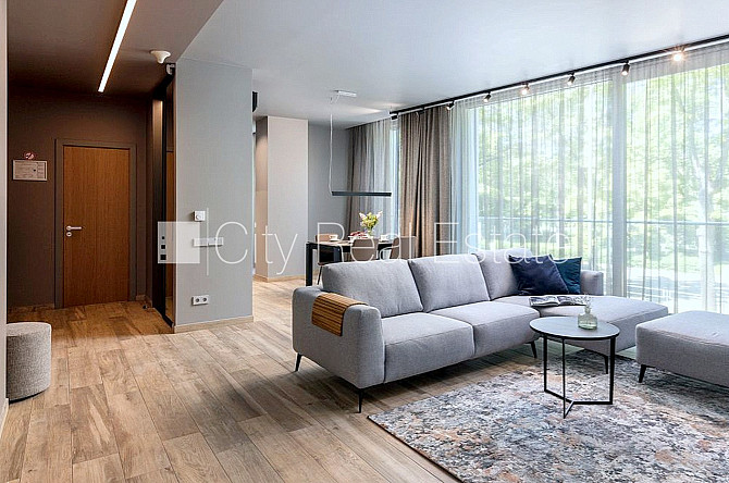 Fasādes māja, ieeja no ielas, ir lifts, balkons, studio tipa, virtuve apvienota ar viesistabu, Rīga - foto 1