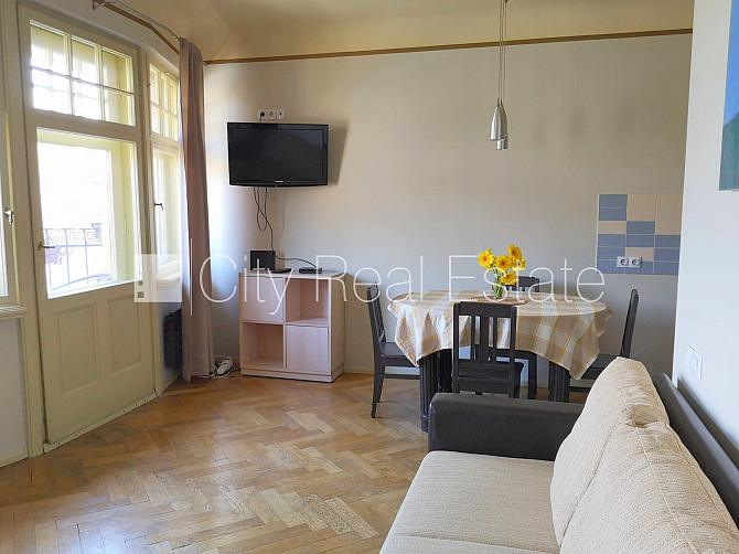 Fasādes māja, ieeja no ielas, ir lifts, balkons, studio tipa, virtuve apvienota ar viesistabu, Rīga - foto 19