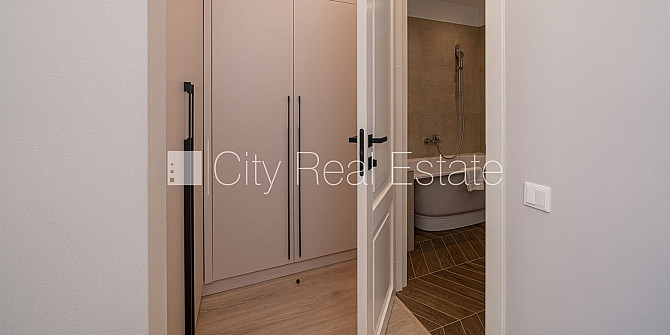 Новостройка, фасадный дом, благоустроенная озеленённая территория, подземная Юрмала - изображение 11