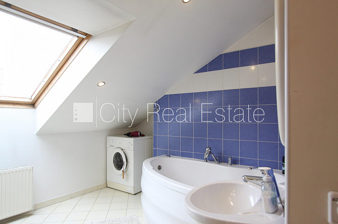 Фасадный дом, вход с улицы, мансарда, сауна, смежно-изолированные комнаты, высокие Рига - изображение 18