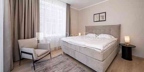 Новостройка, фасадный дом, зеленая территория, благоустроенная озеленённая Юрмала