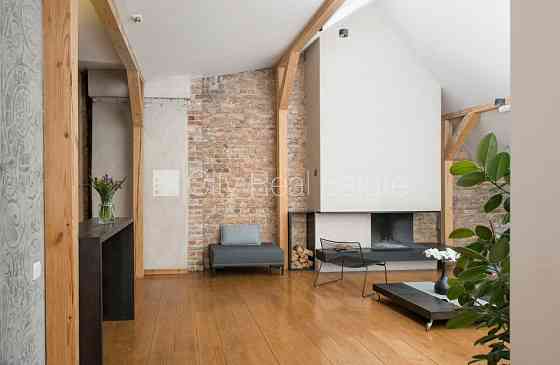 Фасадный дом, мансарда, лестничная клетка после капитального ремонта, Рига