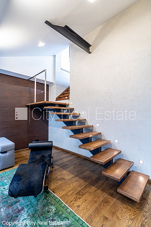 Фасадный дом, реновированный дом, закрытый двор, подземная стоянка, вход с улицы, Рига - изображение 13