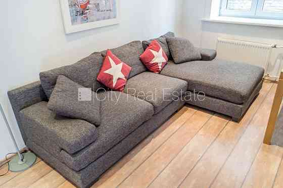 Фасадный дом, подъездная дорога покрыта брущаткoй, вход со двора, лестничная Рига