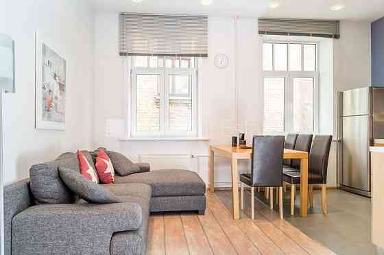 Фасадный дом, подъездная дорога покрыта брущаткoй, вход со двора, лестничная Рига