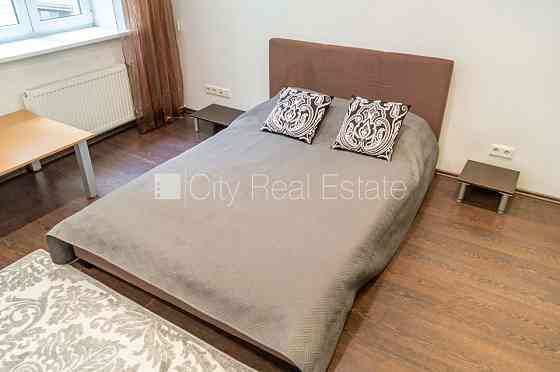 Фасадный дом, подъездная дорога покрыта брущаткoй, вход со двора, лестничная Рига