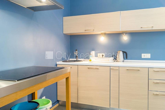 Фасадный дом, подъездная дорога покрыта брущаткoй, вход со двора, лестничная Рига - изображение 10