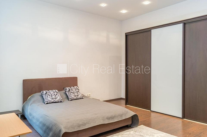 Фасадный дом, подъездная дорога покрыта брущаткoй, вход со двора, лестничная Рига - изображение 6