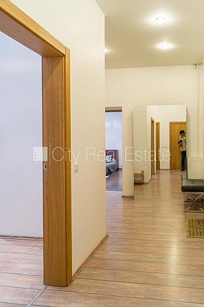 Фасадный дом, подъездная дорога покрыта брущаткoй, вход со двора, лестничная Рига - изображение 8