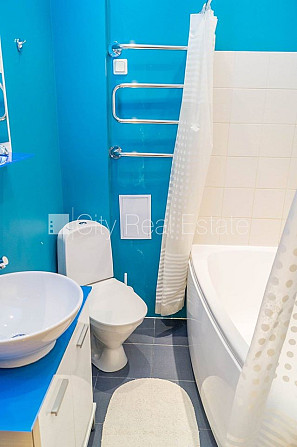 Фасадный дом, подъездная дорога покрыта брущаткoй, вход со двора, лестничная Рига - изображение 14