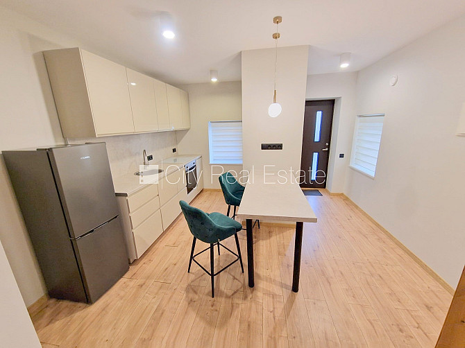 Pagalma ēka, renovēta māja, ieeja no ielas un pagalma, logi vērsti uz pagalma pusi, studio Rīga - foto 18
