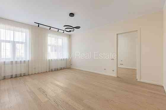 Фасадный дом, реновированный дом, благоустроенный озеленённый двор, закрытый Рига