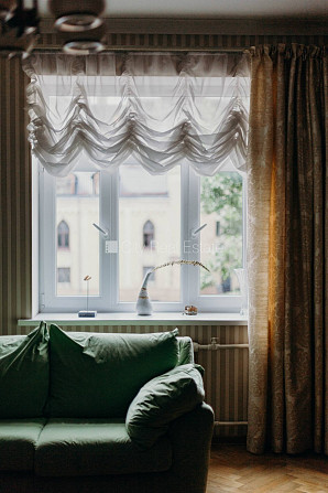 Fasādes māja, restaurēta māja, labiekārtota apzaļumota teritorija, ieeja no ielas, logi Rīga - foto 17