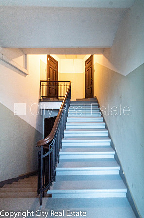 Renovēta māja, mansards, ir lifts, guļamistabu skaits 1 gab., studio tipa, virtuve apvienota ar Rīga - foto 14