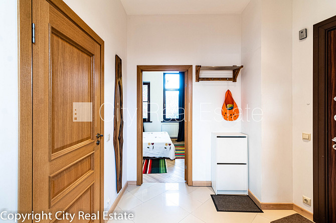 Renovēta māja, mansards, ir lifts, guļamistabu skaits 1 gab., studio tipa, virtuve apvienota ar Rīga - foto 8