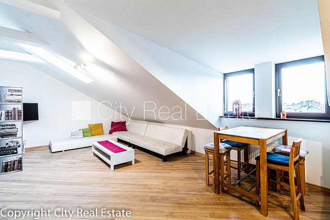 Renovēta māja, mansards, ir lifts, guļamistabu skaits 1 gab., studio tipa, virtuve apvienota ar Rīga - foto 2