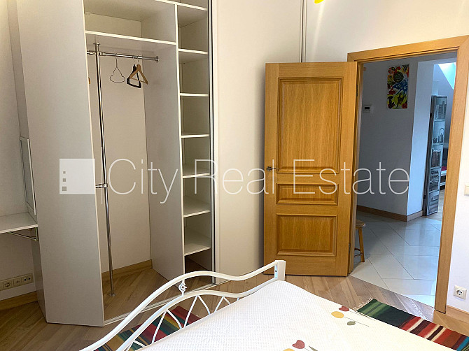 Renovēta māja, mansards, ir lifts, guļamistabu skaits 1 gab., studio tipa, virtuve apvienota ar Rīga - foto 9