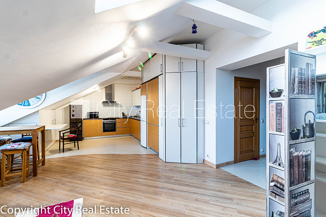 Renovēta māja, mansards, ir lifts, guļamistabu skaits 1 gab., studio tipa, virtuve apvienota ar Rīga - foto 4