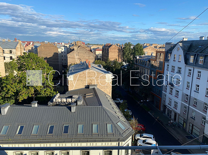 Renovēta māja, mansards, ir lifts, guļamistabu skaits 1 gab., studio tipa, virtuve apvienota ar Rīga - foto 13