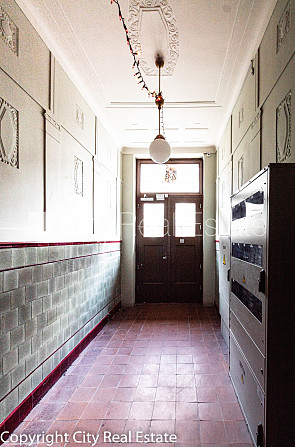 Renovēta māja, mansards, ir lifts, guļamistabu skaits 1 gab., studio tipa, virtuve apvienota ar Rīga - foto 15