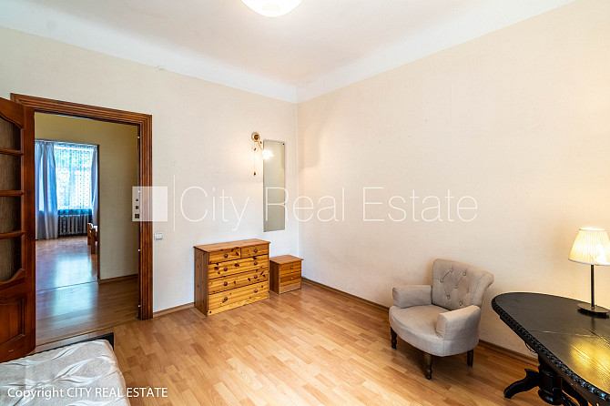 Renovēta māja, ieeja no pagalma, beletāža, kāpņu telpa pēc kosmētiskā remonta, logi Rīga - foto 3