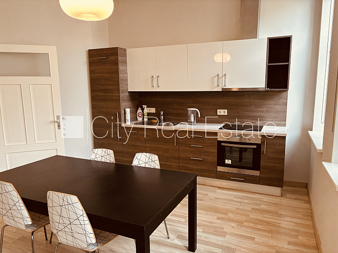 Renovēta māja, logi vērsti uz pagalma pusi, viesistaba, viena telpa caurstaigājama, virtuve, Rīga - foto 3