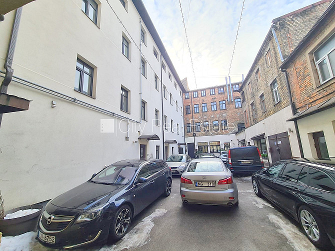 Pagalma ēka, renovēta māja, slēgts pagalms, ieeja no ielas un pagalma, kāpņu telpa pēc Rīga - foto 20