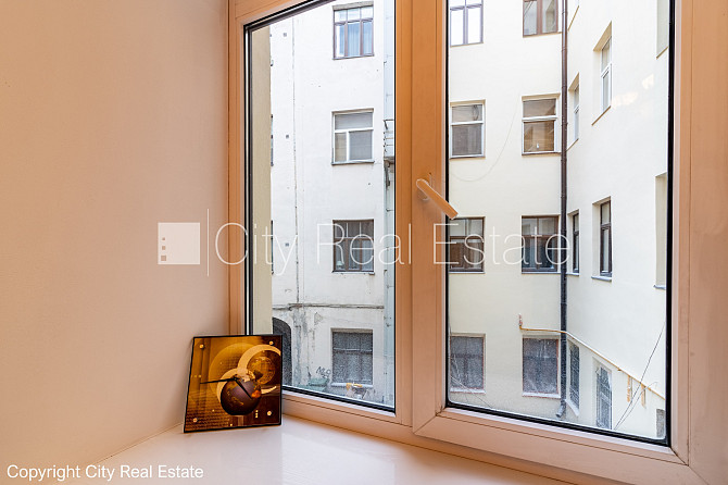 Fasādes māja, ieeja no ielas, logi vērsti mājas abās pusēs, viena istaba izolēta, viesistaba Rīga - foto 17