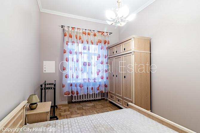 Fasādes māja, ieeja no ielas, logi vērsti mājas abās pusēs, viena istaba izolēta, viesistaba Rīga - foto 20