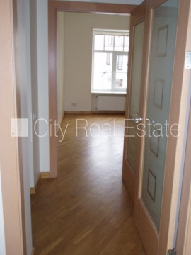 Fasādes māja, renovēta māja, ieeja no ielas, ir lifts, kāpņu telpa pēc kosmētiskā remonta, Rīga - foto 10