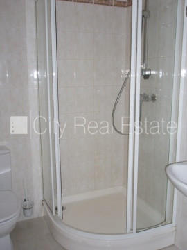 Fasādes māja, renovēta māja, ieeja no ielas, ir lifts, kāpņu telpa pēc kosmētiskā remonta, Rīga - foto 8