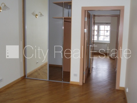 Fasādes māja, renovēta māja, ieeja no ielas, ir lifts, kāpņu telpa pēc kosmētiskā remonta, Rīga - foto 12