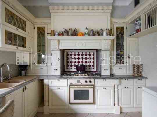 Земля в собственности, фасадный дом, реновированный дом, кирпичные стены, фасад с Рига