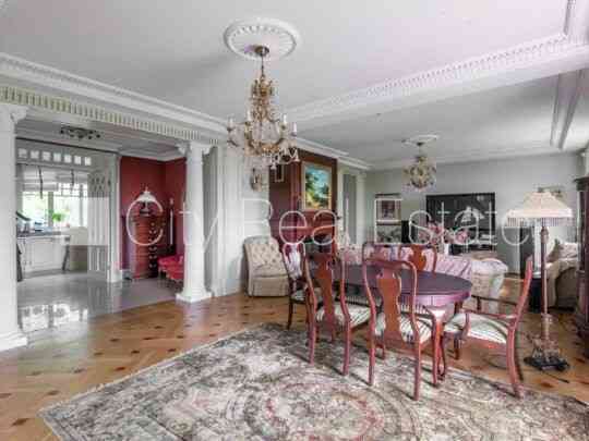 Земля в собственности, фасадный дом, реновированный дом, кирпичные стены, фасад с Рига