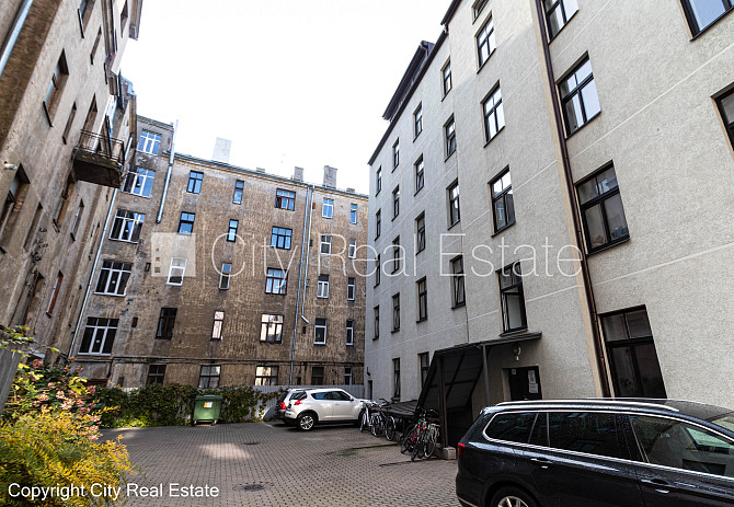 Pagalma ēka, bruģēts piebraucamais ceļš, slēgts pagalms, ieeja no pagalma, mansards, ir Rīga - foto 13