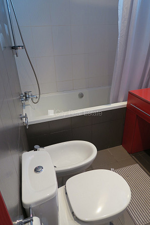Fasādes māja, labiekārtota apzaļumota teritorija, vieta automašīnai, ir lifts, logi vērsti Rīga - foto 12