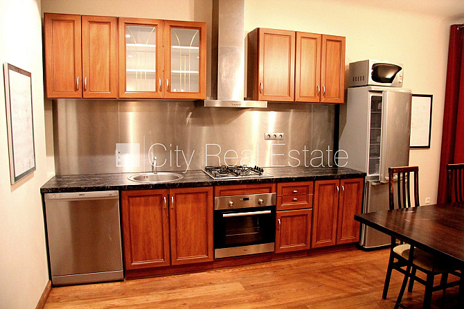 Здание во дворе, закрытый двор, окна выходят в обе стороны дома, широкий вид из Рига - изображение 15