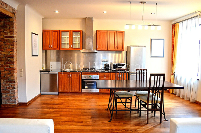 Здание во дворе, закрытый двор, окна выходят в обе стороны дома, широкий вид из Рига - изображение 14