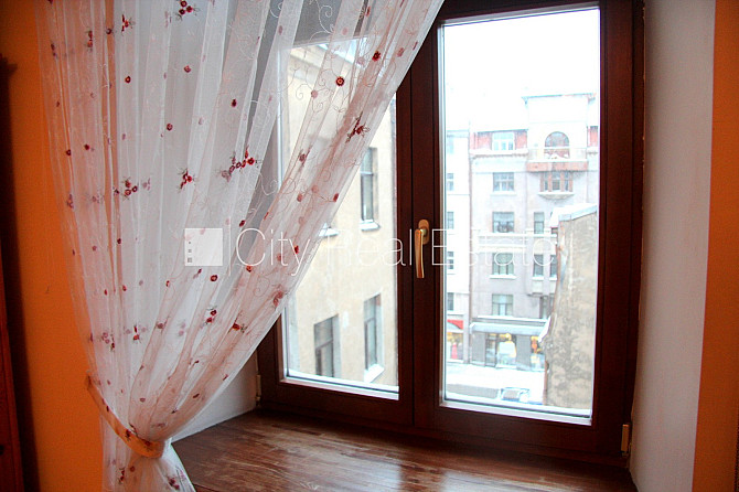 Здание во дворе, закрытый двор, окна выходят в обе стороны дома, широкий вид из Рига - изображение 20