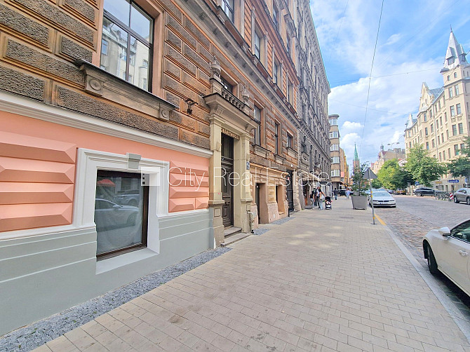 Fasādes māja, renovēta māja, ieeja no ielas, kāpņu telpa pēc kosmētiskā remonta, logi Rīga - foto 17
