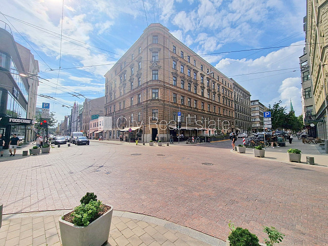 Fasādes māja, renovēta māja, ieeja no ielas, kāpņu telpa pēc kosmētiskā remonta, logi Rīga - foto 19
