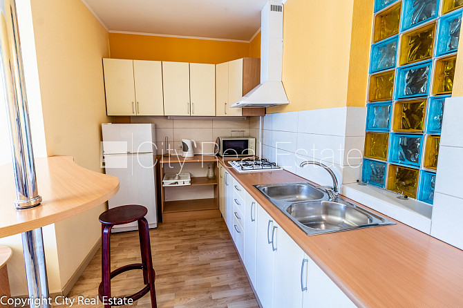 Fasādes māja, renovēta māja, ieeja no ielas, kāpņu telpa pēc kosmētiskā remonta, logi Rīga - foto 4
