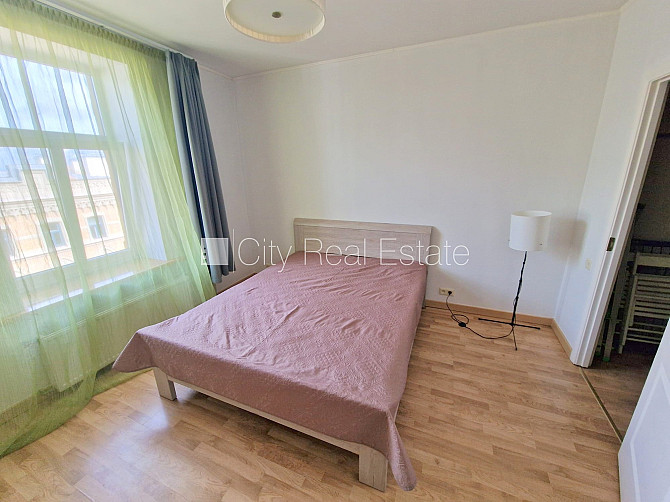 Fasādes māja, renovēta māja, ieeja no ielas, kāpņu telpa pēc kosmētiskā remonta, logi Rīga - foto 9