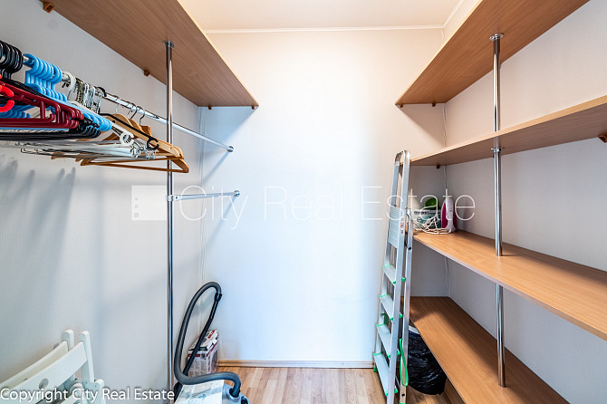 Fasādes māja, renovēta māja, ieeja no ielas, kāpņu telpa pēc kosmētiskā remonta, logi Rīga - foto 11