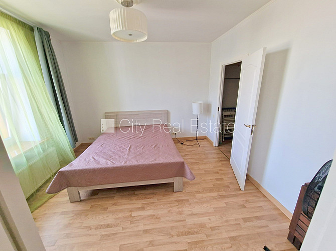 Fasādes māja, renovēta māja, ieeja no ielas, kāpņu telpa pēc kosmētiskā remonta, logi Rīga - foto 10