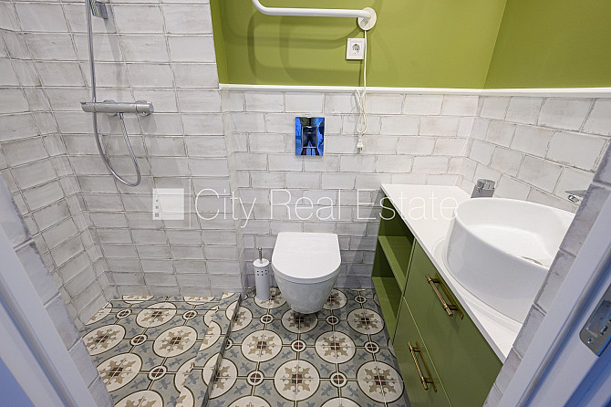 Renovēta māja, ir lifts, kāpņu telpa pēc kapitālā remonta, logi vērsti uz ielas pusi, Rīga - foto 8