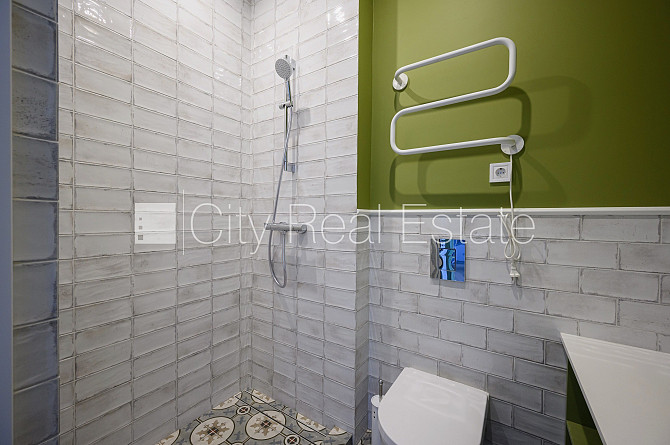Renovēta māja, ir lifts, kāpņu telpa pēc kapitālā remonta, logi vērsti uz ielas pusi, Rīga - foto 9